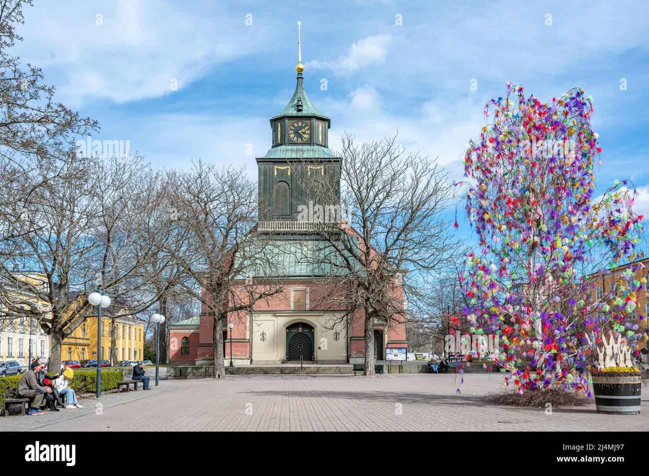 Osterschmuck auf dem deutschen Platz vor der Hedvig-Kirche im frühen Frühjahr. Norrkoping ist eine historische Industriestadt. Stockfoto