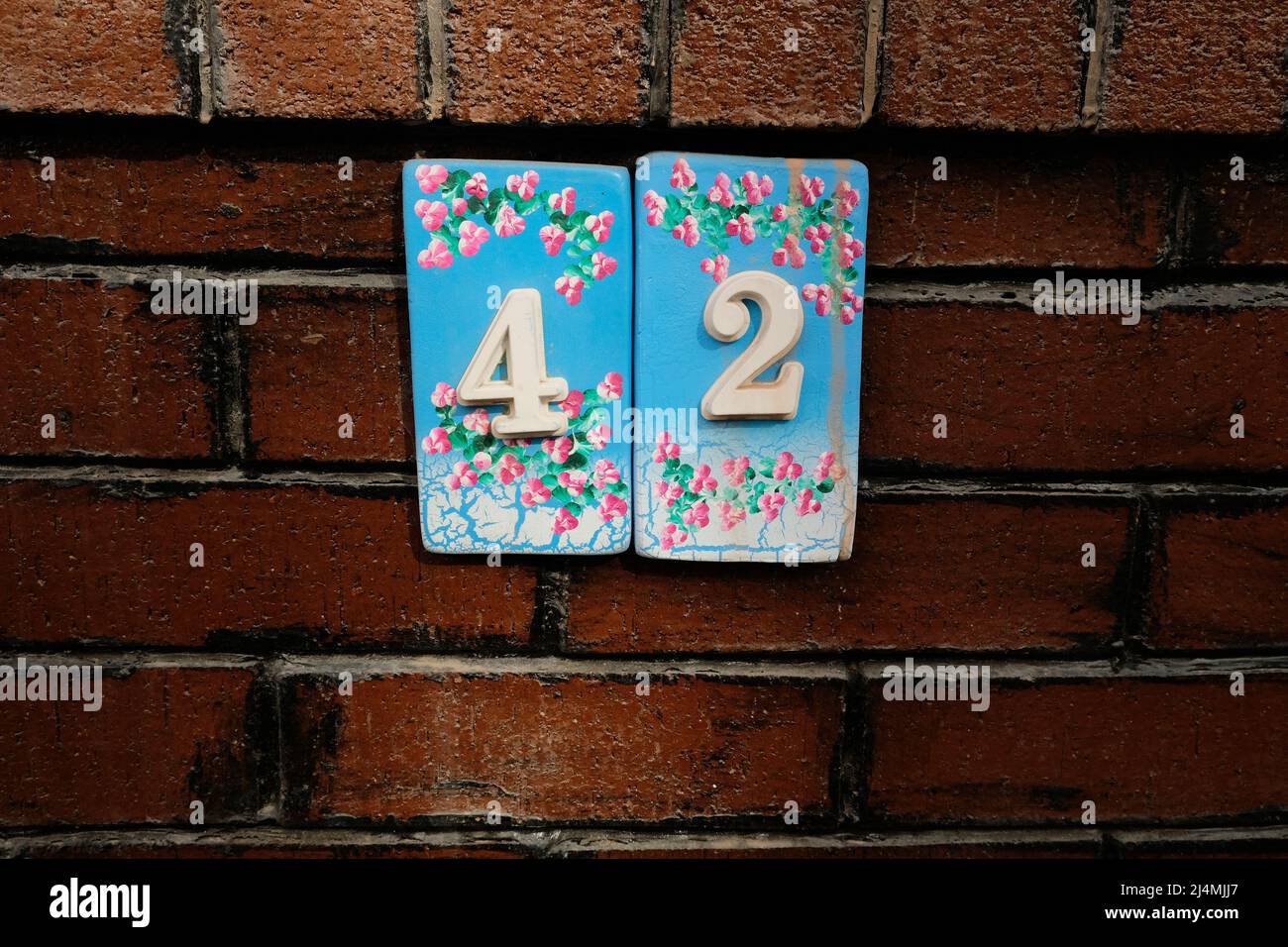 Haus Nummer 42 auf Backsteinmauern, Istanbul, Türkei Stockfoto