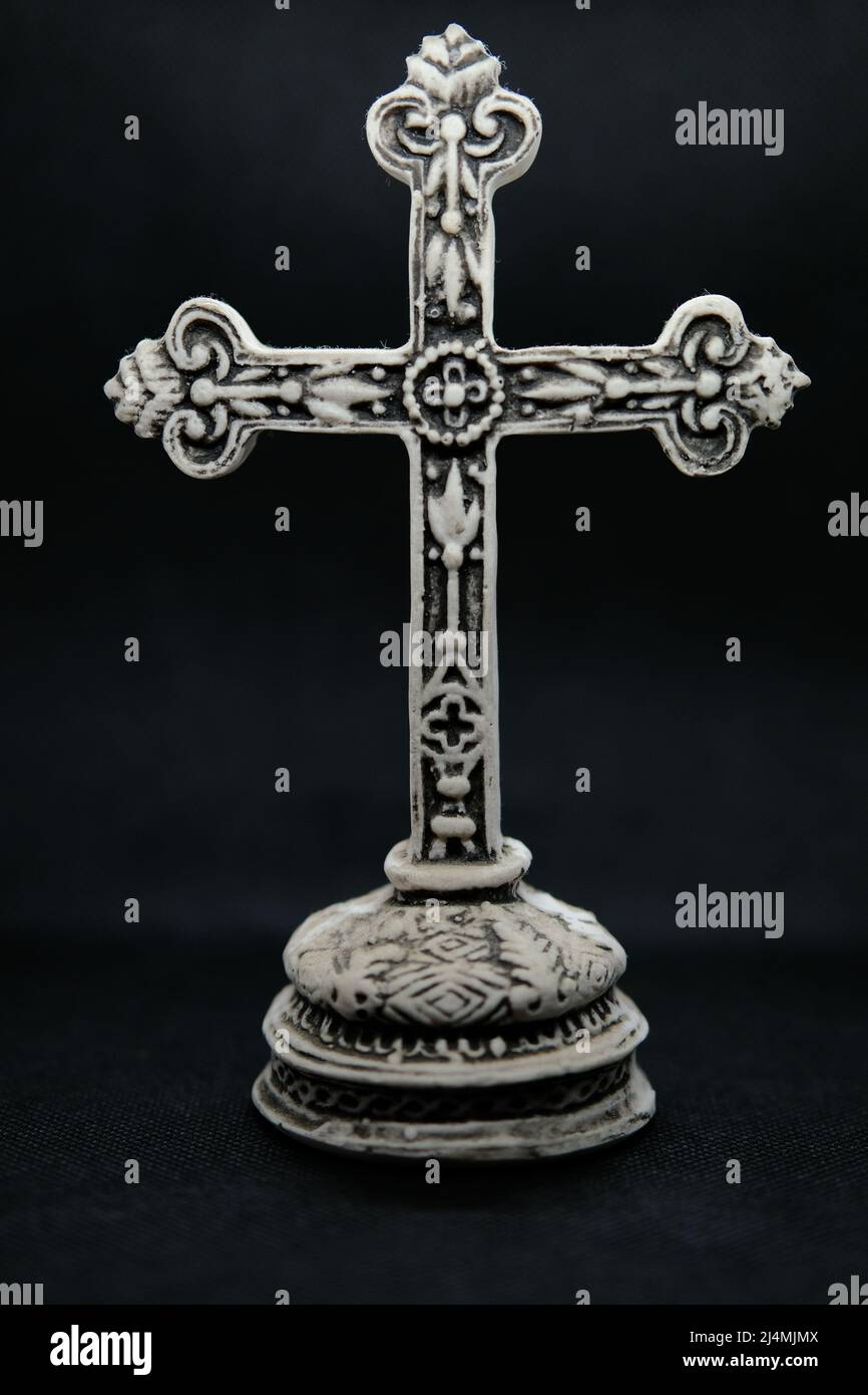 Orthodoxes Kreuz isoliert auf schlichtem schwarzen Hintergrund Stockfoto