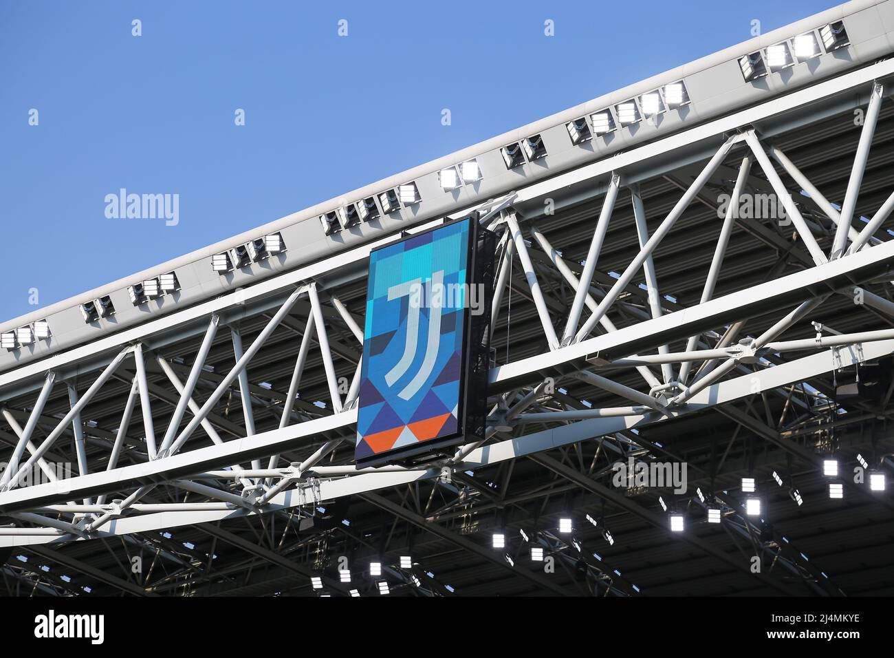 TURIN, ITALIEN, 13. APRIL 2022. Das Symbol von Juventus im Allianz-Stadion, mit der Wärme des vierten Trikots der weißen Firma, das in Zusammenarbeit mit dem berühmten brasilianischen Straßenkünstler Eduardo Kobra während des Spiels zwischen dem FC Juventus und dem FC Bologna am 16. April 2022 in Turin, Italien, entstand. Endergebnis 1-1. Kredit: Massimiliano Ferraro/Medialys Images/Alamy Live Nachrichten Stockfoto