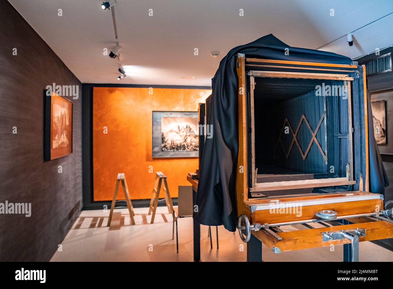 Alte Holzfilmkamera im Retro-Stil im dekorierten, modernen Ausstellungsraum Stockfoto