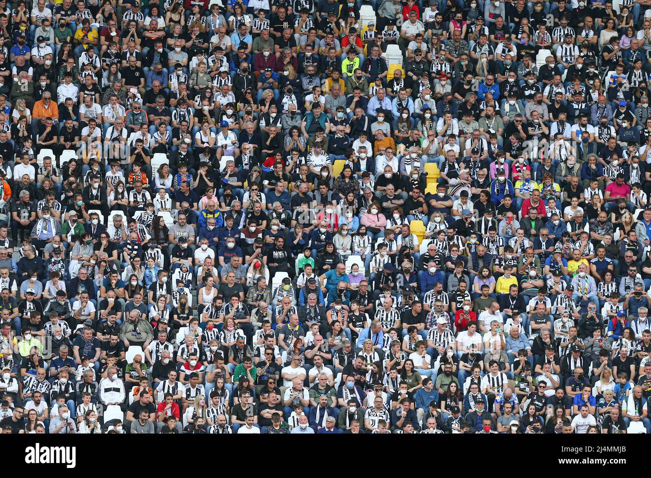 TURIN, ITALIEN, 13. APRIL 2022. Die Öffentlichkeit während des Spiels zwischen dem FC Juventus und dem FC Bologna am 16. April 2022 im Allianz Stadium in Turin, Italien. Endergebnis 1-1.. Juventus kam mit dem vierten Shirt auf das Feld, das in Zusammenarbeit mit dem berühmten brasilianischen Straßenkünstler Eduardo Kobra entstand. Kredit: Massimiliano Ferraro/Medialys Images/Alamy Live Nachrichten Stockfoto