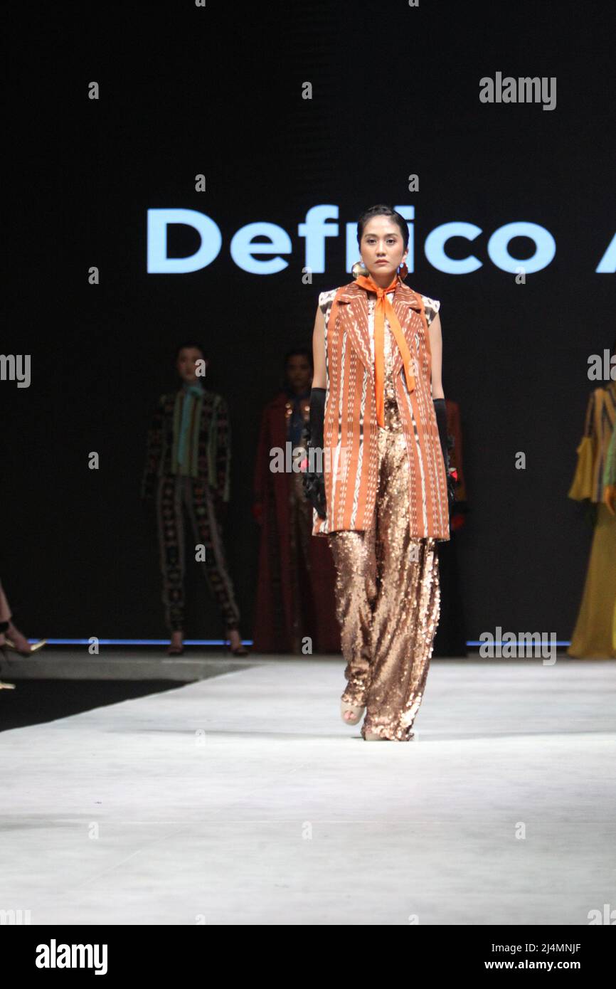 Jakarta, Jakarta, Country. 15. April 2022. Die Indonesia Fashion Week in Jakarta findet vom 13. April 2022 bis zum 17. April 2022 im Jakarta Convention Center statt. Designer Defrico Audy zeigt seine Arbeiten auf einem Laufsteg mit den Nuancen der östlichen Nusa Tenggara-Region. (Bild: © Denny Pohan/ZUMA Press Wire) Stockfoto