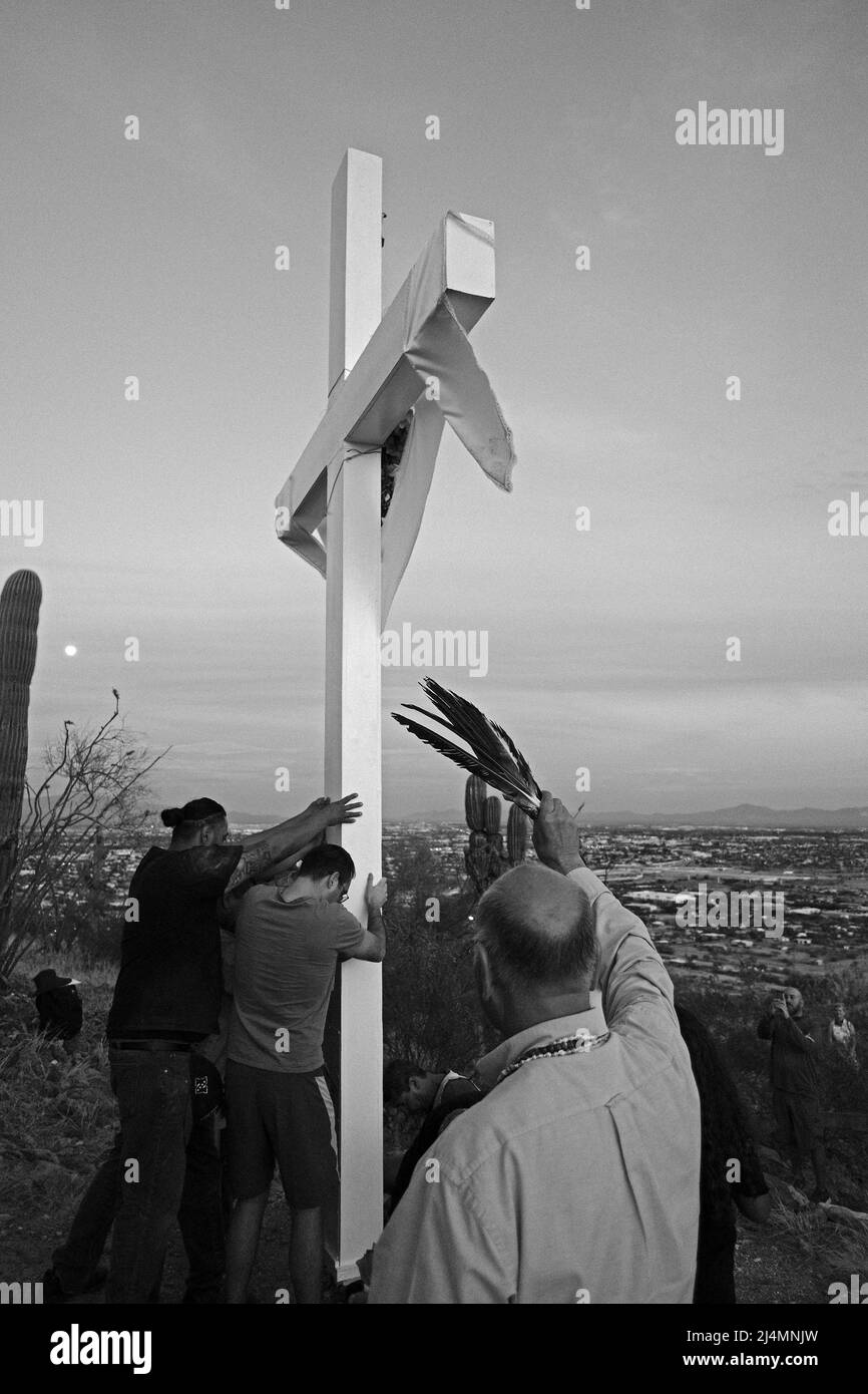 Tucson, Arizona, USA. 15. April 2022. Karfreitag Kreuzzug auf den Sentinal Peak in Tucson. Mehrere hundert Menschen tragen abwechselnd ein großes Holzkreuz auf den Gipfel Eines Berges. Es wird von der Dorados Ordan League gesponsert, die in einer Sonnenaufgangsmesse am Ostersonntag ihren Höhepunkt findet. Das jährliche Ereignis kehrte nach einer zweijährigen Pause aufgrund der Pandemie zurück. (Bild: © Christopher Brown/ZUMA Press Wire) Stockfoto
