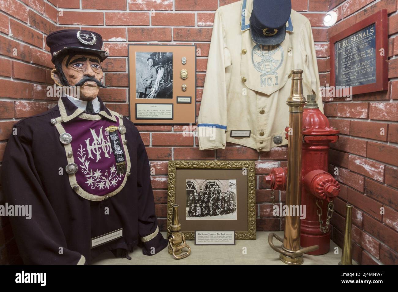 Jerome Arizona Fire Department Exhibition Atelier im State Park Museum mit Vintage 20. Century Clothing Stockfoto