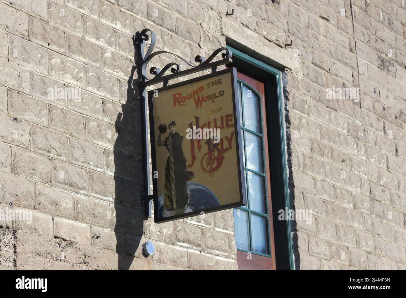 Nellie Bly unterschreiben an der Brick Wall über dem Kaleidoscope Store, dem einst berühmten Bordell von Jennie Bauters, an der Hauptstraße der alten Bergbaustadt Jerome Arizona Stockfoto