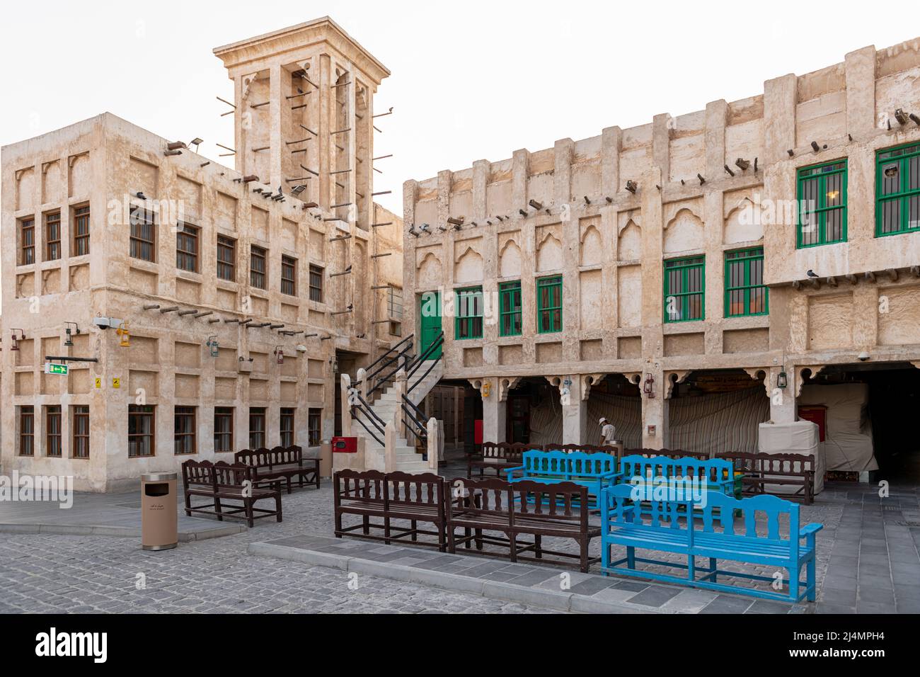 Souq Waqif ist ein Souk in Doha, im Bundesstaat Katar. Der Souk ist bekannt für den Verkauf von traditionellen Kleidungsstücken, Gewürzen, Kunsthandwerk und Souvenirs Stockfoto