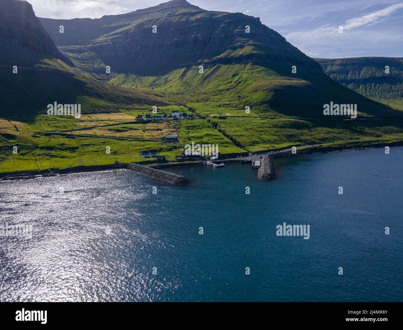 Wunderschöner Blick aus der Vogelperspektive auf den Hafen von Sydradalur und das Dorf in der Nähe der Seal Woman Statue auf den Färöern Stockfoto