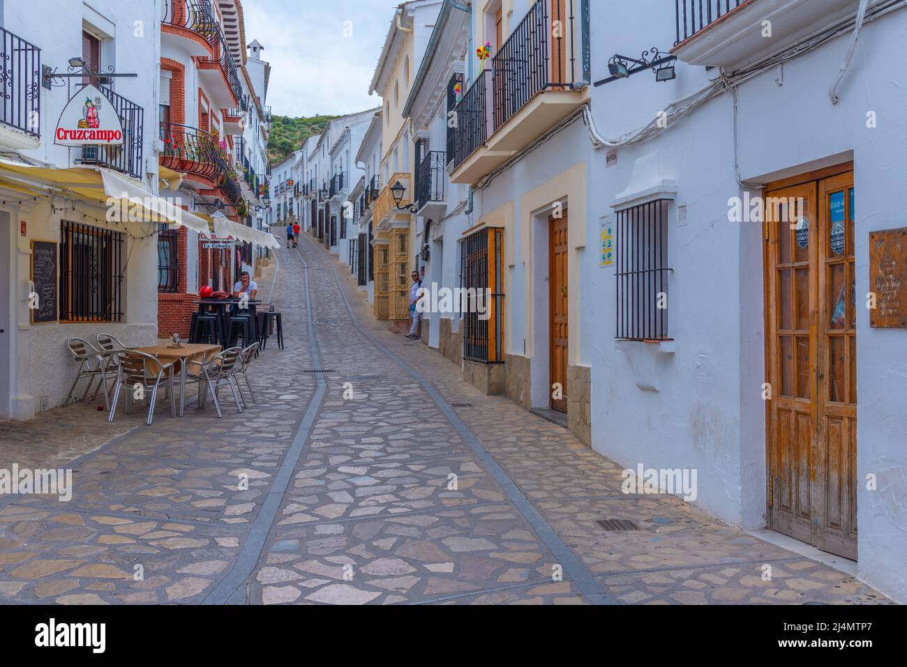 Zahara, Spanien, 22. Mai 2021: Weiße Straße in der Altstadt der spanischen Stadt Zahara Stockfoto