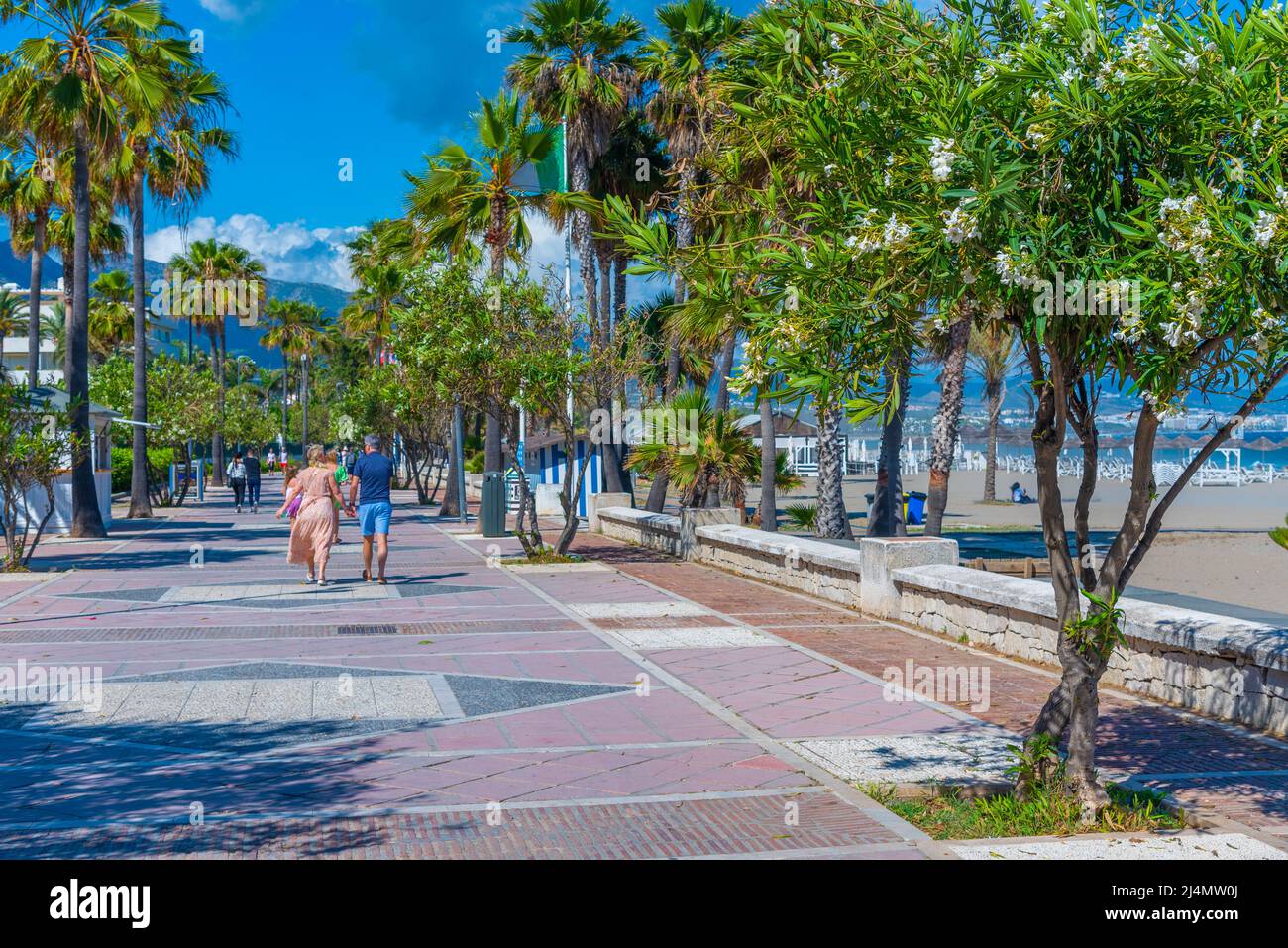 Marbella, Spanien, 23. Mai 2021: An einer Strandpromenade in Marbella, Spanien, schlendern die Menschen Stockfoto