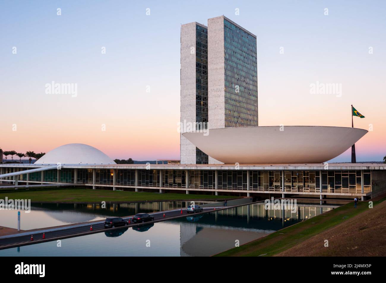Nationalkongressgebäude mit brasilianischer Flagge in brasilia, Bundesstaat, brasilien Stockfoto