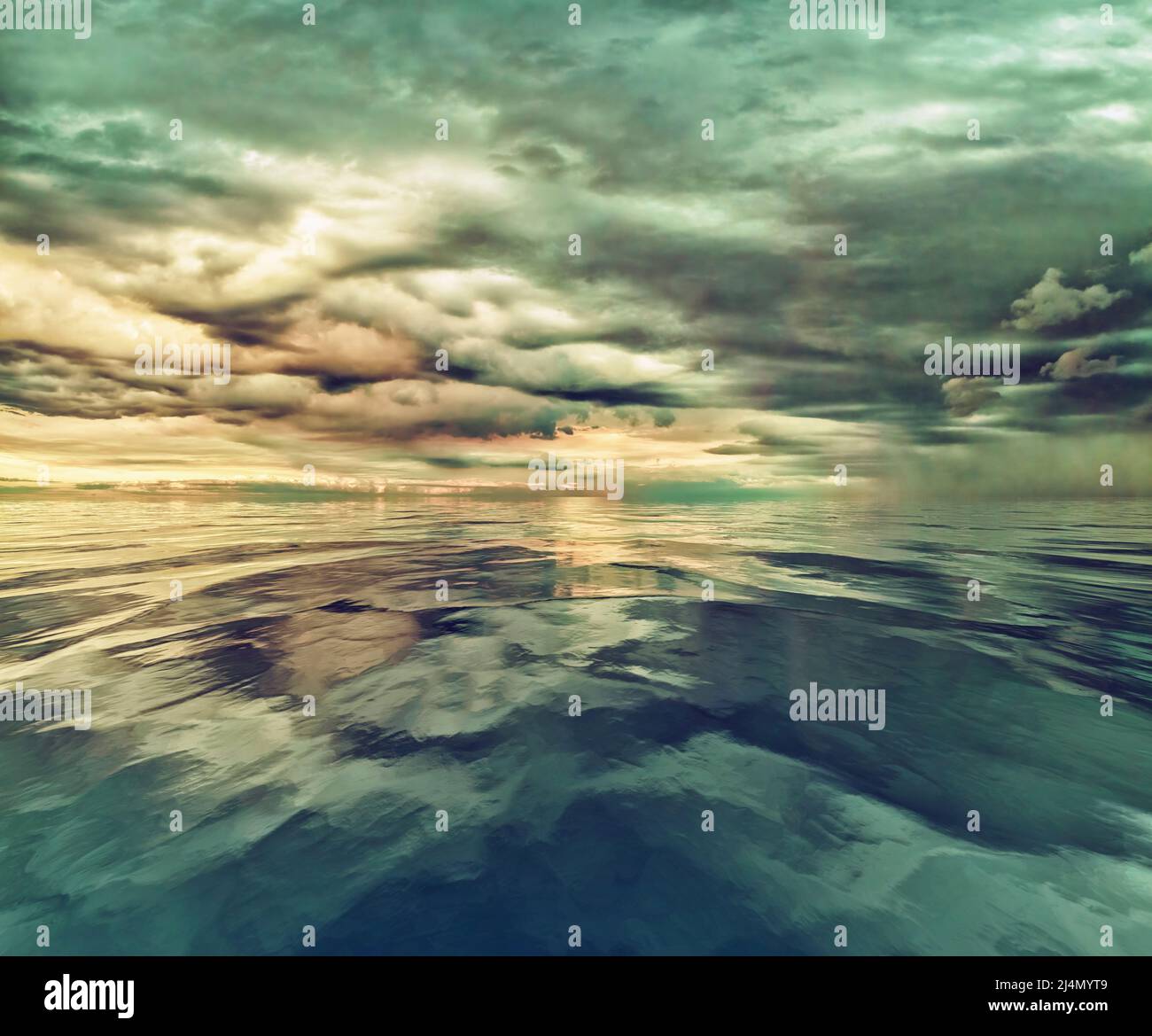 Ruhe vor dem Sturm über einem ruhigen Gewässer Stockfoto