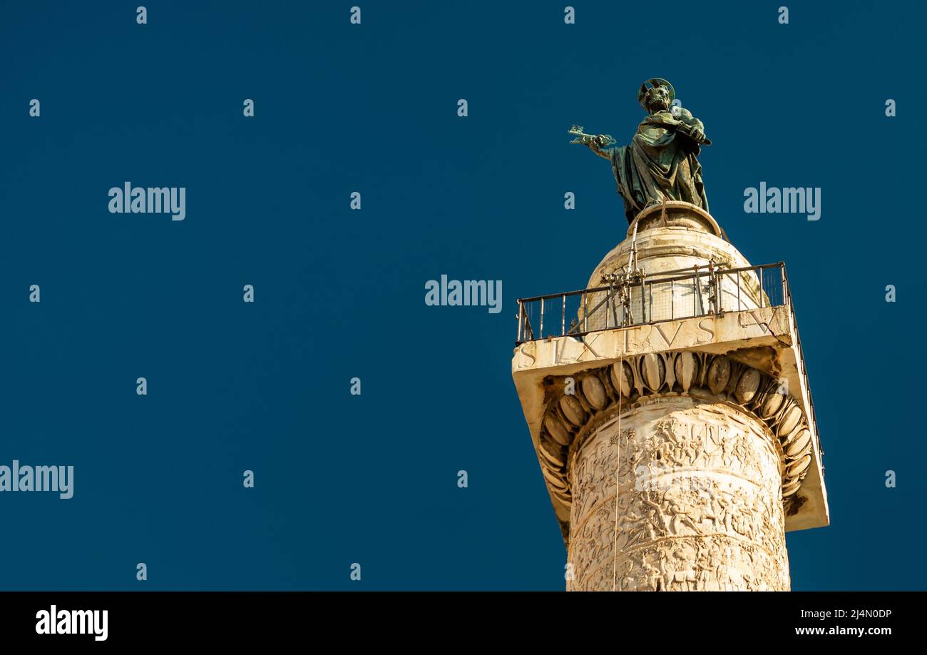 Apostel-Peter-Statue auf der Trajanssäule, Rom, Italien. Die antike Säule ist die berühmte historische Attraktion Roms. Wahrzeichen des alten römischen Forums auf BL Stockfoto