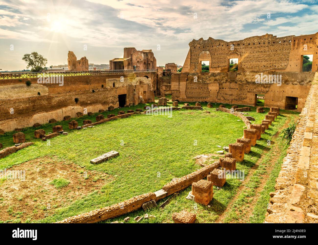 Stadion von Domitian auf dem Palatin im Sonnenlicht, Rom, Italien. Es ist ein berühmtes Wahrzeichen Roms. Alte römische Ruinen auf Palatin und Sonne in Roma Stadt Stockfoto