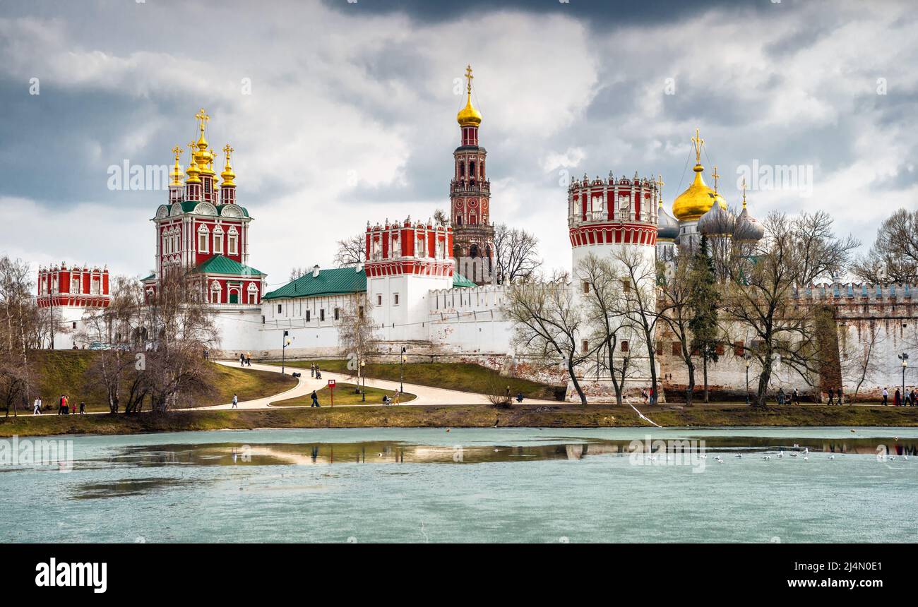 Nowodewitschy Kloster in Moskau, Russland. Das Nowodewitschy-Kloster ist ein historisches Wahrzeichen Moskaus. Panorama des russisch-orthodoxen Kreuzgangs im Frühling. Schön l Stockfoto