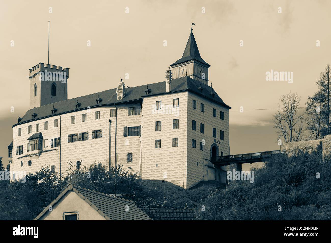 Rozmberk nad Vltavou, Tschechische Republik - 4. Oktober 2009: Schloss Rozmberk in Südböhmen. Schwarzweiß-Bild, Sepia Stockfoto