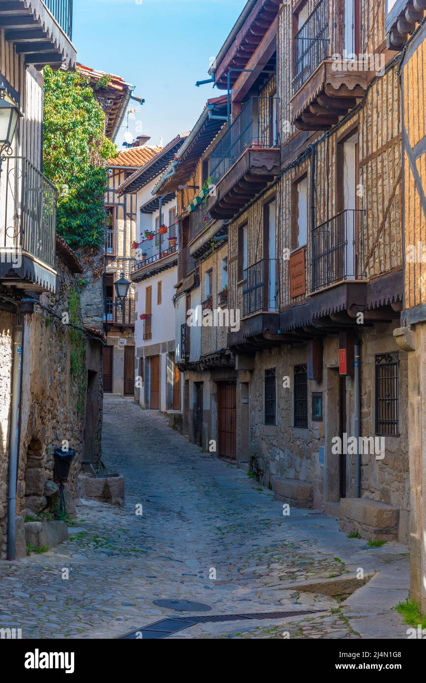 Holzhäuser an einer schmalen Straße im Dorf La Alberca in Spanien Stockfoto