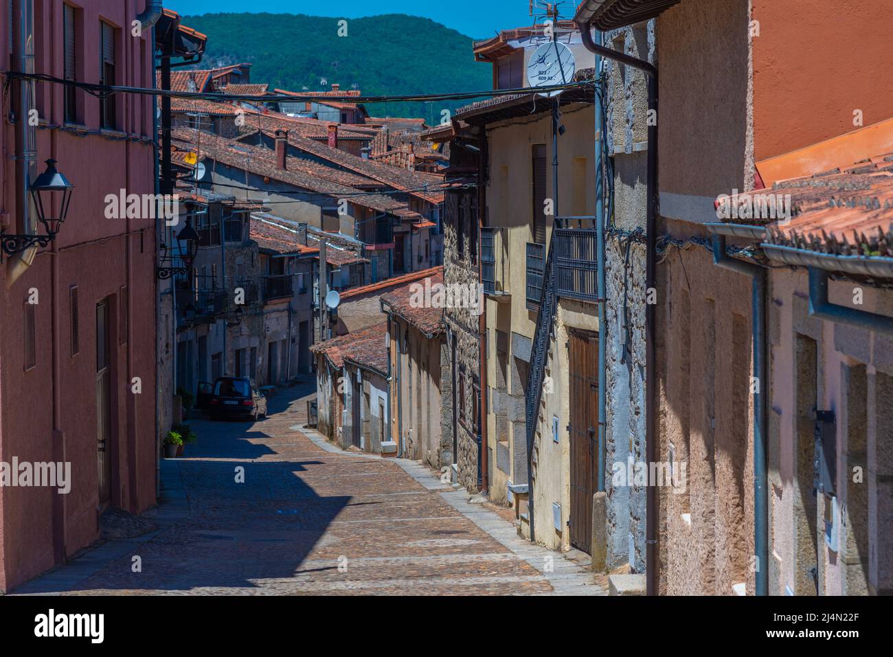 Holzhäuser an einer schmalen Straße im Dorf Miranda del Castanar in Spanien Stockfoto