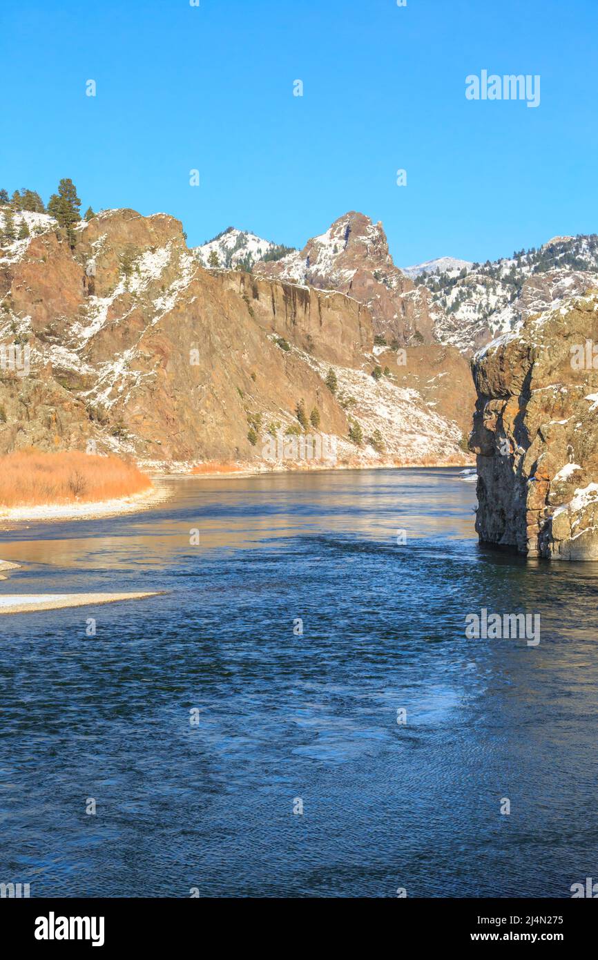 Klippen entlang des missouri Flusses im Winter in der Nähe von dearborn, montana Stockfoto
