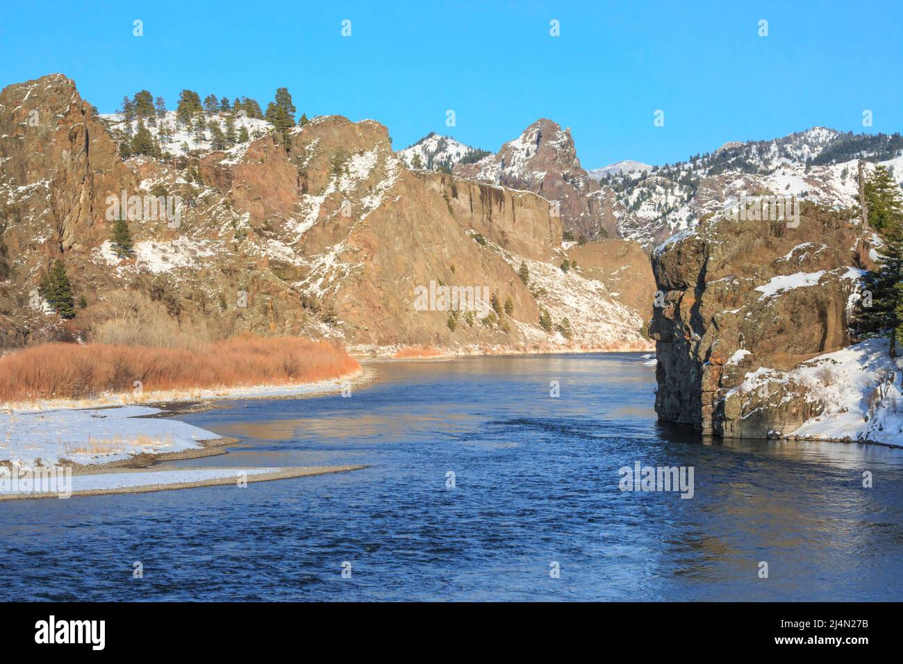 Klippen entlang des missouri Flusses im Winter in der Nähe von dearborn, montana Stockfoto