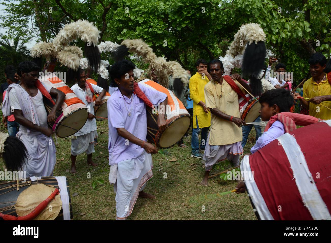 Dhakis sind traditionelle hinduistische Trommler, die die Dhak (Trommel) während hinduistischer Feste, vor allem in Bengalen, spielen. Das Dhak ist ein Schlaginstrument, es ist eine Barrel-Trommel aus Mangoholz. Die Trommelmembran besteht aus Büffelhaut und Ziegenleder, sie wird am Hals aufgehängt, an der Taille gebunden und auf dem Schoß oder dem Boden gehalten, und wird in der Regel mit Holzstäben gespielt. Die linke Seite ist beschichtet, um ein schwereres Geräusch zu erhalten. Es wird vor allem von der bengalischen Hindu-Gemeinde gespielt. Dieses Instrument ist in Westbengalen zu finden und wird vor allem bei hinduistischen religiösen Festen, vor allem in Durga Puja, verwendet. (Foto Stockfoto