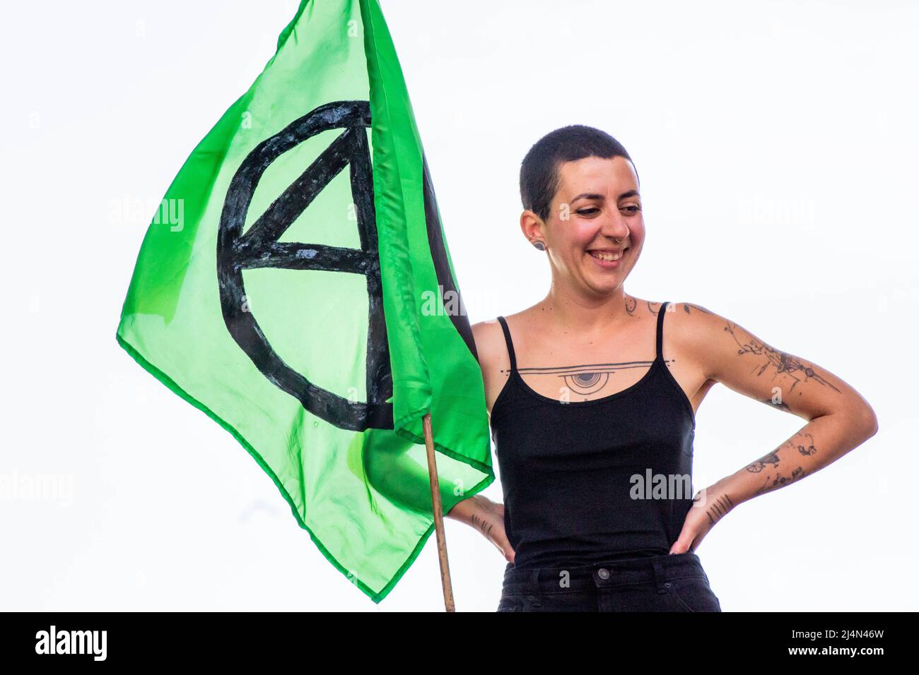 London, England, Großbritannien. 16. April 2022. In London ist es der achtzigste Tag des Aprilaufstandes, der von der gewaltfreien zivilen Ungehorsamsbewegung Extinction Rebellion ins Leben gerufen wurde. Kredit: ZUMA Press, Inc./Alamy Live Nachrichten Stockfoto