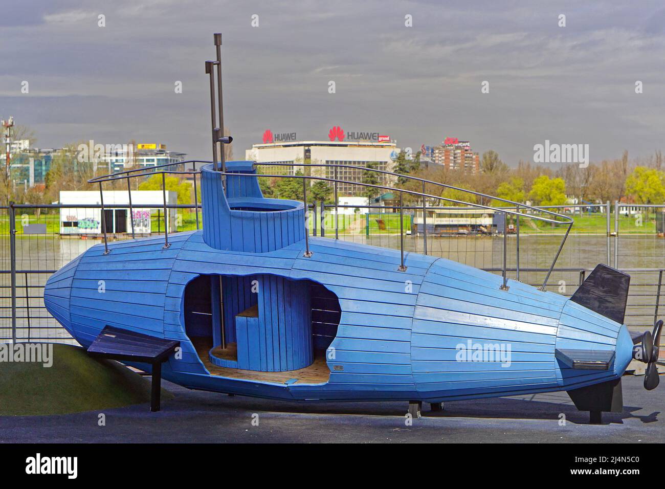 Belgrad, Serbien - 5. April 2018: Neuer moderner blauer U-Boot-Kinderspielplatz an der Sava-Flussküste. Stockfoto