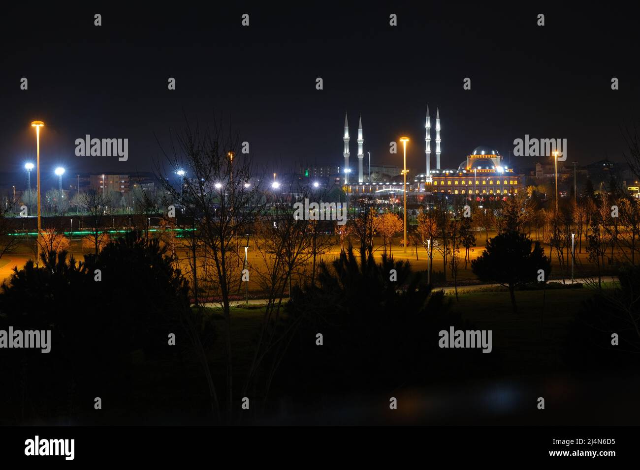 Öffentlicher Park bei Nacht in Bursa. Bursa Nacht und islamische Moschee Beleuchtung. Stockfoto