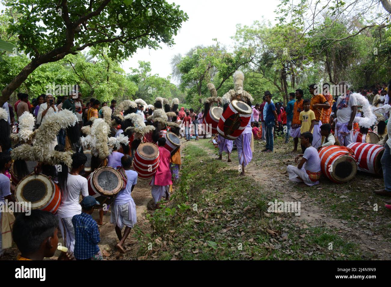 16. April 2022, Santiniketan, Westbengalen, Indien: Dhakis sind traditionelle hinduistische Trommler, die während hinduistischer Feste, vor allem in Bengalen, die Dhak (Trommel) spielen. Das Dhak ist ein Schlaginstrument, es ist eine Barrel-Trommel aus Mangoholz. Die Trommelmembran besteht aus Büffelhaut und Ziegenleder, sie wird am Hals aufgehängt, an der Taille gebunden und auf dem Schoß oder dem Boden gehalten, und wird in der Regel mit Holzstäben gespielt. Die linke Seite ist beschichtet, um ein schwereres Geräusch zu erhalten. Es wird vor allem von der bengalischen Hindu-Gemeinde gespielt. Dieses Instrument ist in Westbengalen zu finden und wird meist in jeder hinduistischen Religion verwendet Stockfoto