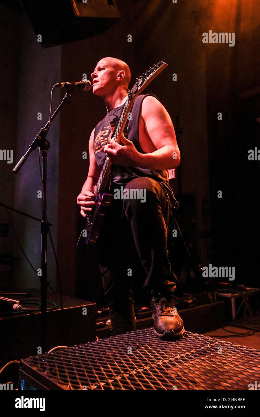 15. April 2022, Anaheim, CA, USA: John Simon Fallon Gitarre für Striker Direct Support für Beast in Black North American Deathwish Tour 2022 im HOB Anaheim Parish Room 15.. April 2022, Striker ist eine JUNO-preisgekrönte Heavy-Metal-Band aus Edmonton. (Bild: © Dave Safley/ZUMA Press Wire) Stockfoto