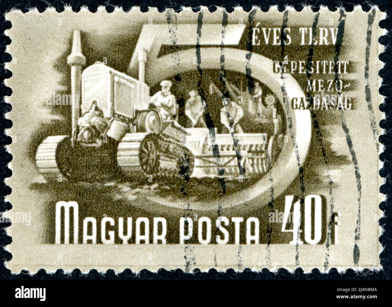 UNGARN - UM 1950: Eine in Ungarn gedruckte Marke, die dem Fünfjahresplan Ungarns gewidmet ist, zeigt die mechanisierte Landwirtschaft, um 1950 Stockfoto