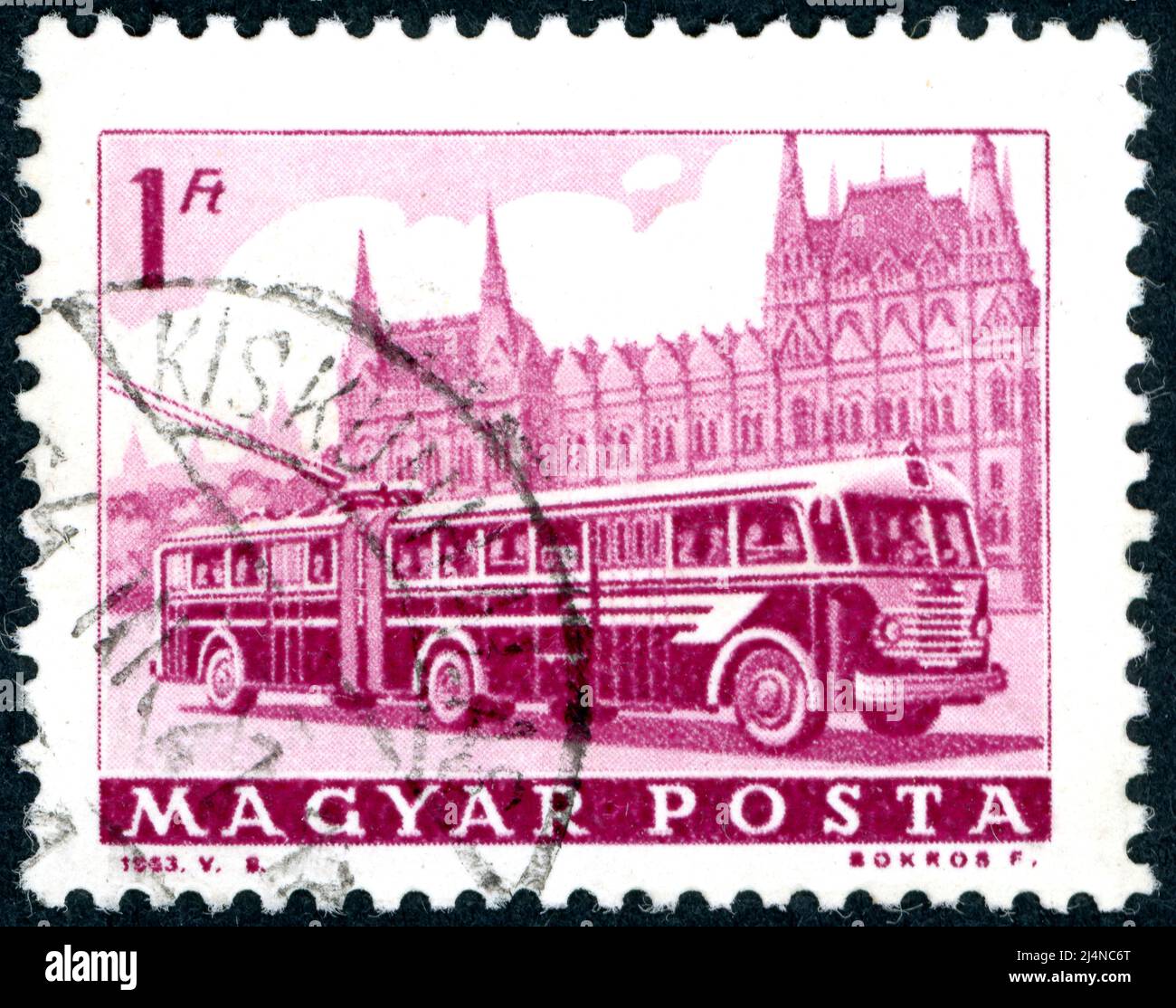 UNGARN - UM 1963: Eine in Ungarn gedruckte Briefmarke, abgebildet Bus und Parlament, Budapest, um 1963 Stockfoto