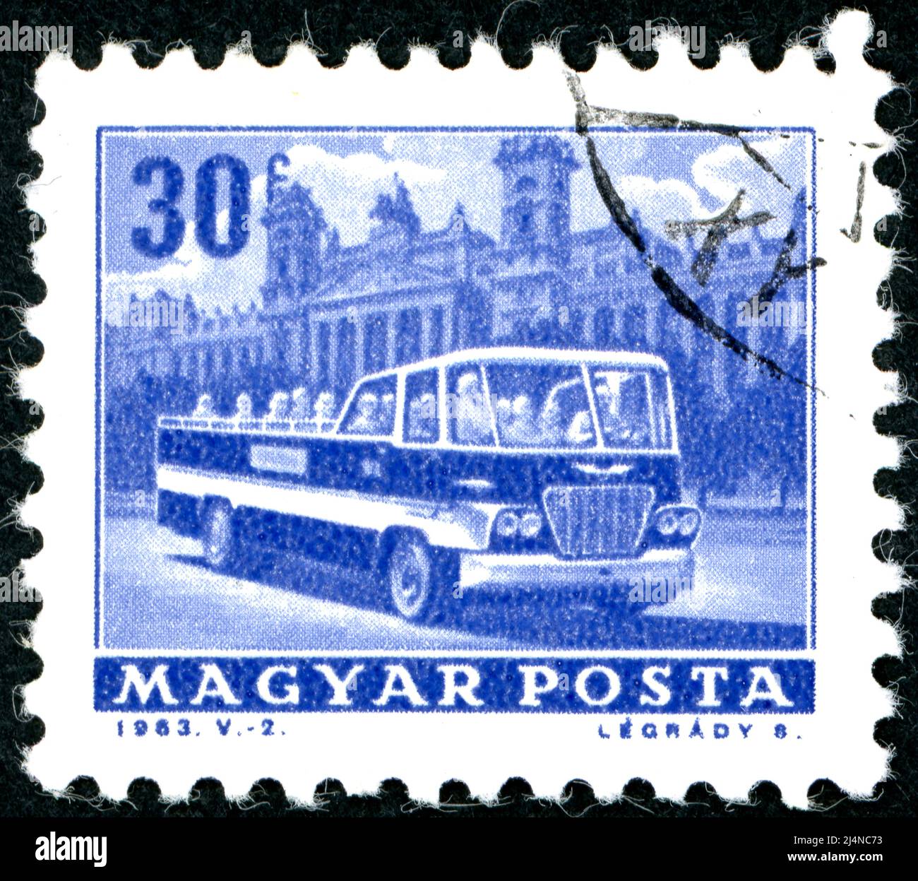 UNGARN - UM 1963: Eine in Ungarn gedruckte Briefmarke, die den Sightseeing-Bus vor der Nationalgalerie, Budapest, um 1963 darstellt Stockfoto
