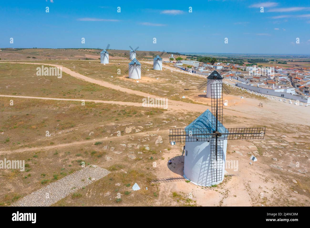 Weiße Windmühlen am Campo de Criptana in Spanien Stockfoto