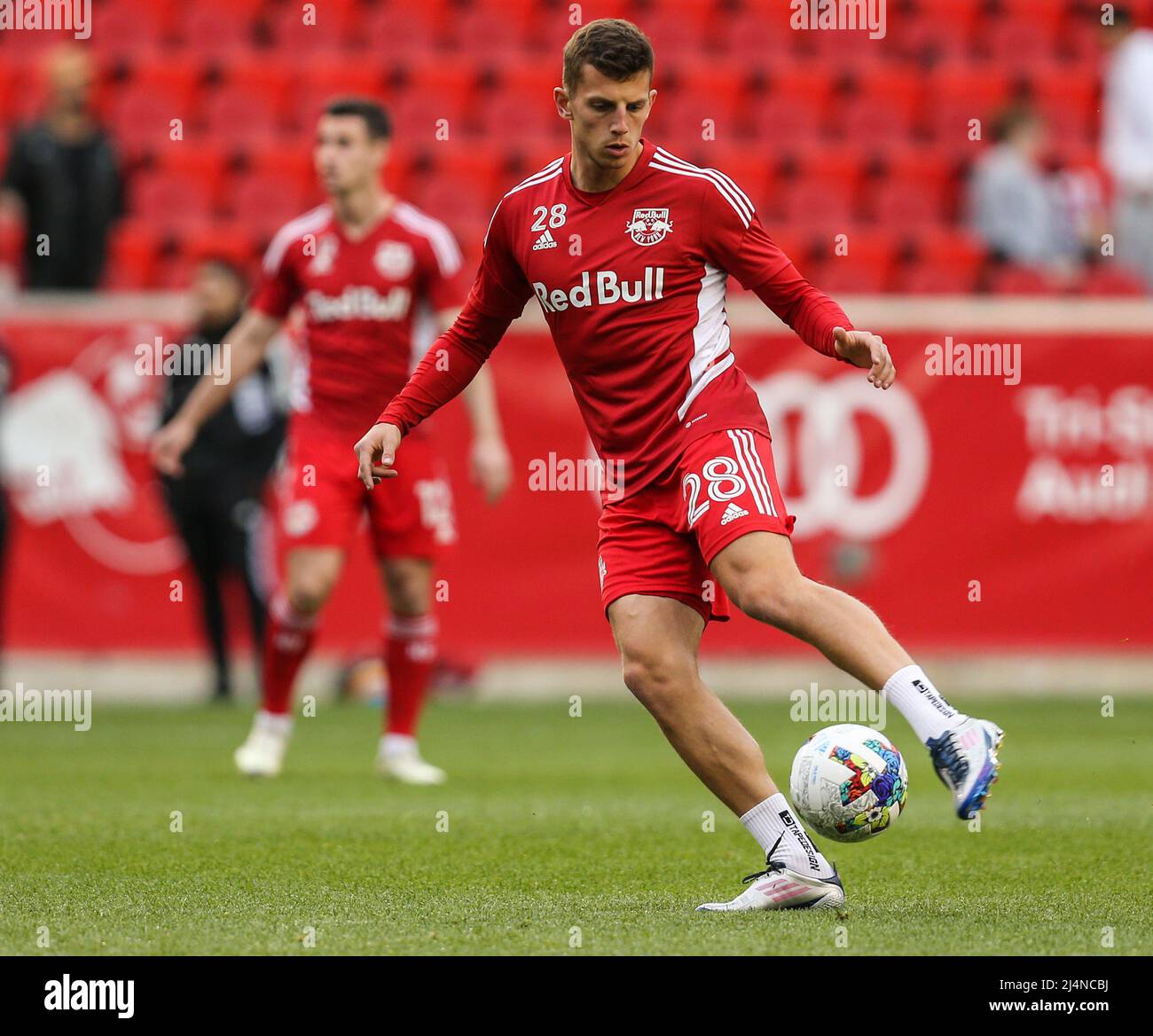 Harrison, NJ, USA. 16. April 2022. Der New Yorker Red Bulls-Stürmer Zachary Ryan (28) erwärmt sich vor einem MLS-Spiel zwischen dem FC Dallas und den New York Red Bulls in der Red Bull Arena in Harrison, NJ. Mike Langish/Cal Sport Media. Kredit: csm/Alamy Live Nachrichten Stockfoto