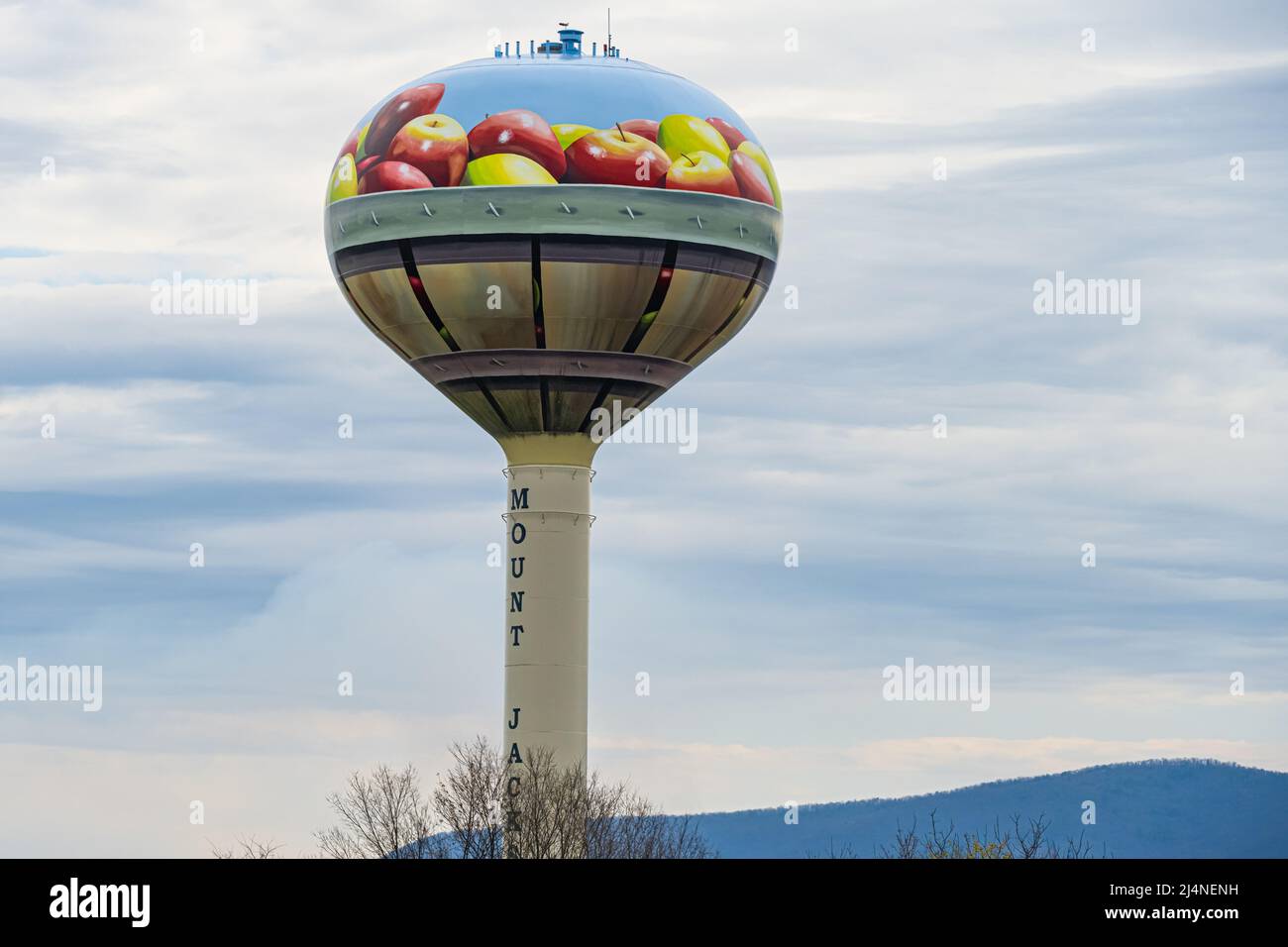 Mount Jackson, der Wasserturm mit Apfelkörben in Virginia, ist ein Wahrzeichen an der I-81 im Shenandoah Valley in Virginia. (USA) Stockfoto