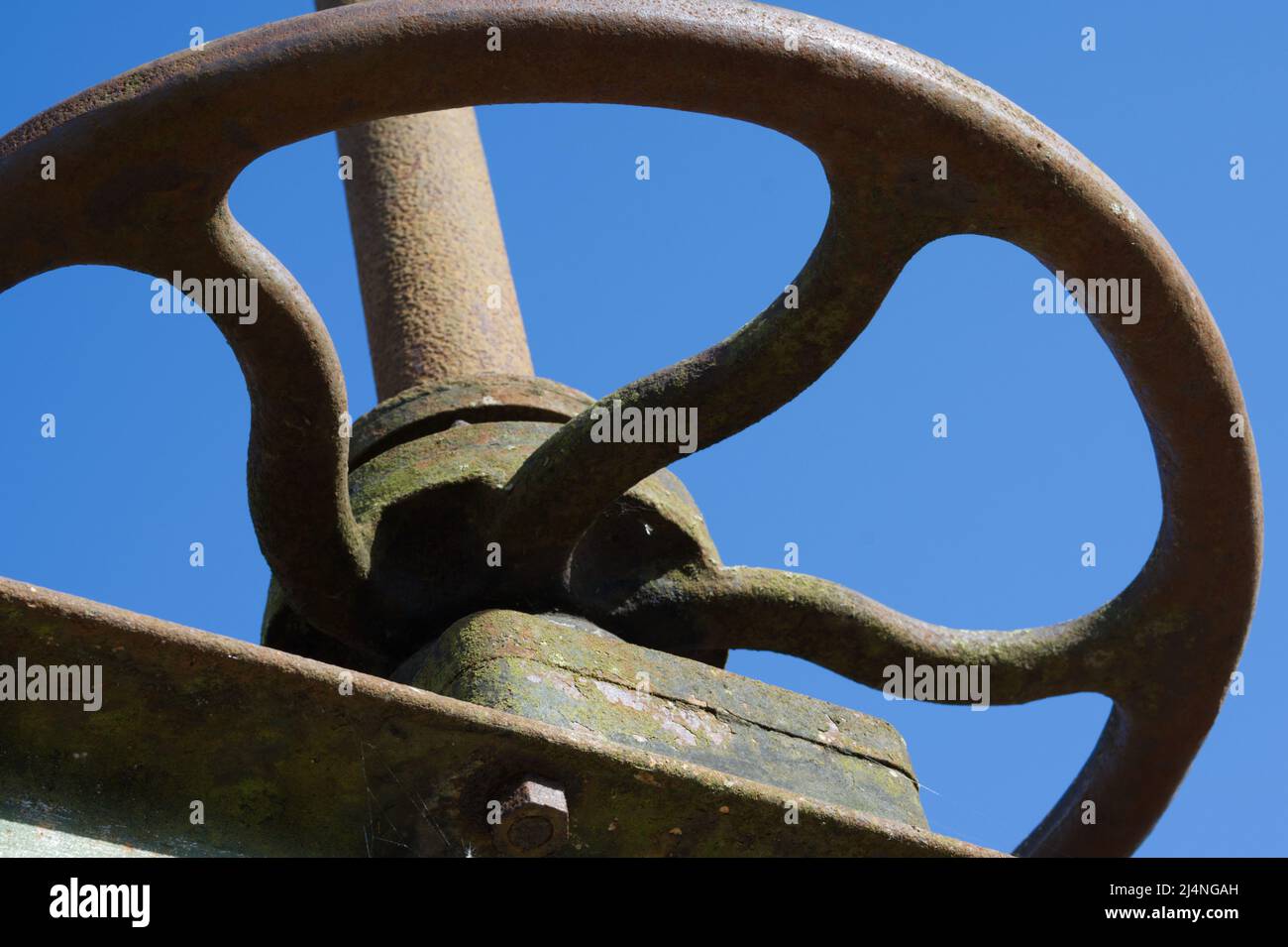 Nahaufnahme eines alten, entkernten Eisenrads Stockfoto