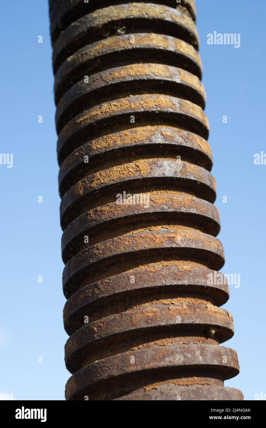 Altes, rostiger, verschraubtes Eisenrohr Stockfoto