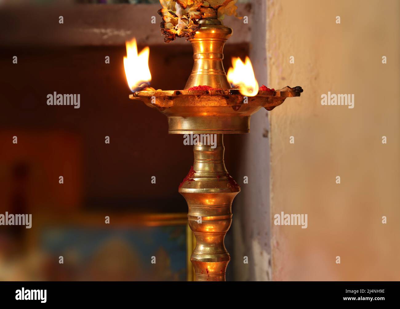 Indische traditionelle Silberlampe Varalakshmi, Kuthu Vilakku, Messing traditionelle Ornamental Lampe. Mit unscharfer Hintergrund Stockfoto