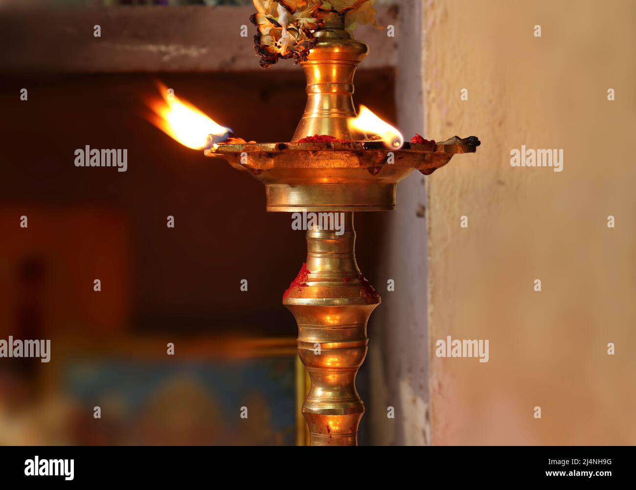 Indische Traditionelle Silberöllampe Varalakshmi, Kuthu Vilakku, Traditionelle Schmucklampe Aus Messing, Stockfoto
