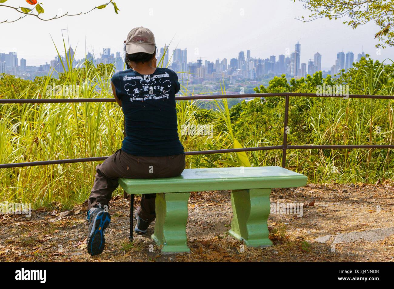 Ein Tourist fotografiert im Metropolitan Park, Panama City, Panama Provinz, Republik Panama, Mittelamerika. Stockfoto