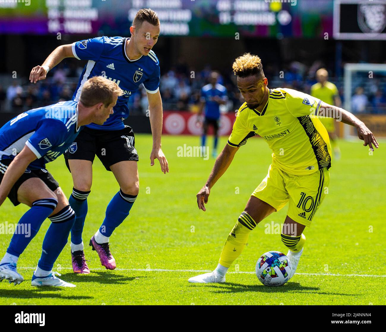 San Jose, Kalifornien, USA. 16. April 2022 San Jose, CA USA Nashville Mittelfeldspieler Hany Mukhtar (10) verteidigt den Ball während des MLS-Spiels zwischen dem SC Nashville und den Erdbeben in San Jose. Das Spiel endet in einem Unentschieden 2-2 im PayPal Park San Jose Kalifornien. Thurman James/CSM Credit: CAL Sport Media/Alamy Live News Stockfoto