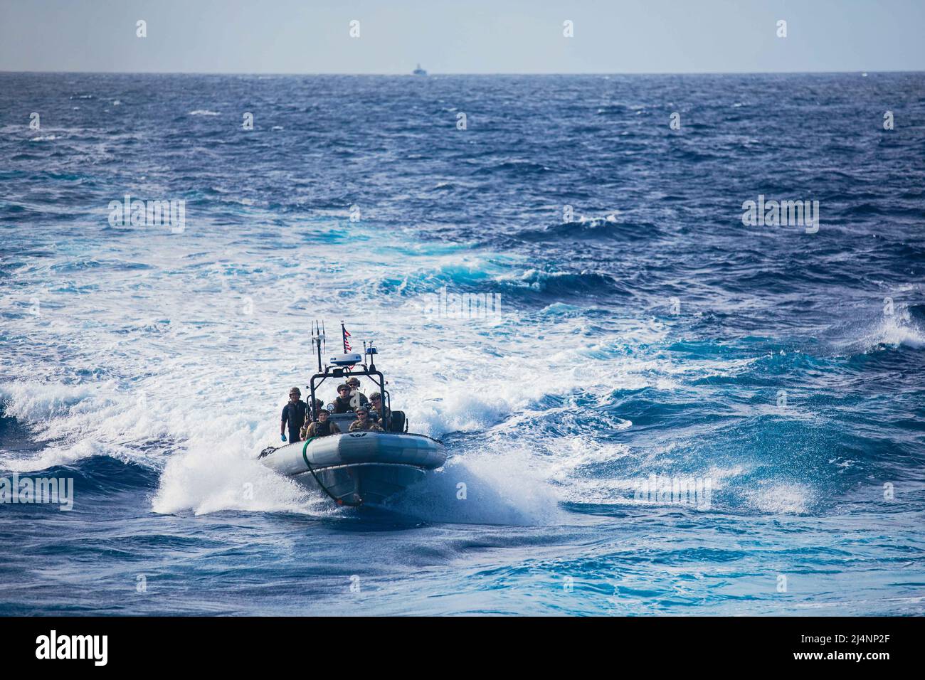 Auf See. 13. April 2022. Küstenwachtkämpfer, die der Los Ochos Locos of Law Enforcement Detachment (LEDET) 408 zugewiesen wurden, und Seeleute, die dem Littoral Combat Ship USS Billings (LCS 15) der Freedom-Variant zugewiesen wurden, Bergen das Schlauchboot (RHIB) nach der Durchführung von Drogenbekämpfungsoperationen mit dem Küstenwachtkutter Joseph Tezanos (WPC 1118), 6. April 2022. Billings wird in den Einsatzbereich der US-Flotte für 4. eingesetzt, um die Mission der Joint InterAgency Task Force SouthÃs zu unterstützen, zu der auch Missionen zur Bekämpfung des illegalen Drogenhandels in der Karibik und im östlichen Pazifik gehören. (Credit Im Stockfoto