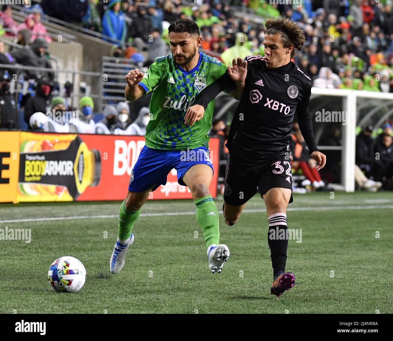 Seattle, WA, USA. 16. April 2022. Der Mittelfeldspieler Cristian Roldan und der Verteidiger Noah Allen von Inter Miami beim MLS-Fußballspiel zwischen Inter Miami und dem Seattle Sounders FC im Lumen Field in Seattle, WA. Inter Miami besiegte den FC Seattle Sounders 1-0. Steve Faber/CSM/Alamy Live News Stockfoto