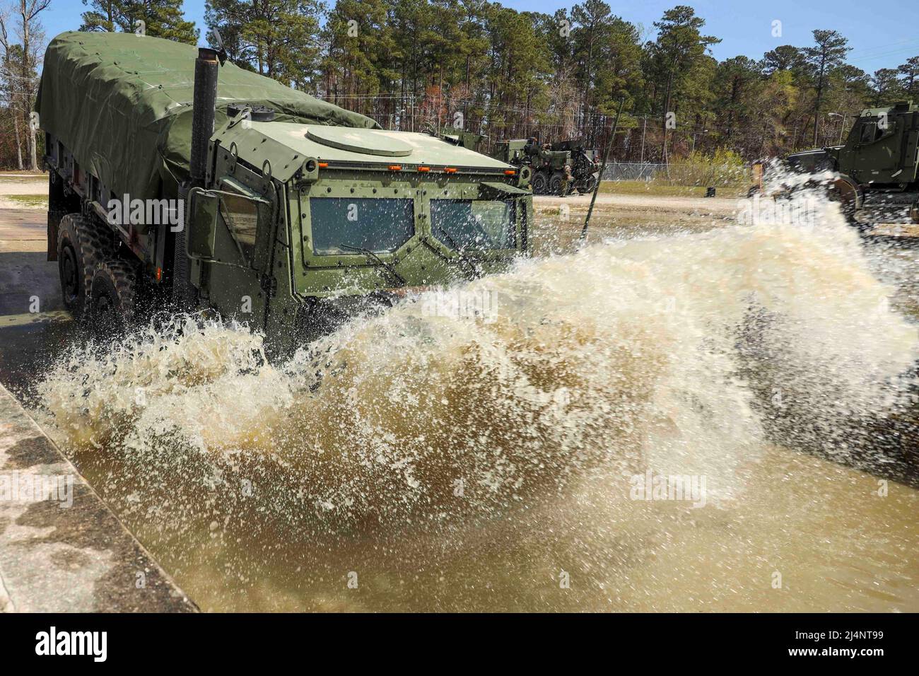 Camp Kinser, Okinawa, Japan. 29. März 2022. Ein mitteltaktischer Fahrzeugersatz mit 3. Landing Support Bataillon, Combat Logistics Regiment 3, 3. Marine Logistics Group, fährt durch Wasser, während er während der Übung Atlantic Dragon im Marine Corps Base Camp Lejeune, North Carolina, einen Tiefseefording-Kurs durchführt, 29. März 2022. 3. LSB führt Atlantic Dragon 22 in Zusammenarbeit mit CLR-37, 3. MLG und Combat Logistics Bataillon 451, CLR-45, 4. MLG durch, um Und bereiten Ausrüstung für eine Vielzahl von Zwecken im gesamten Marine Corps. Während der Stockfoto