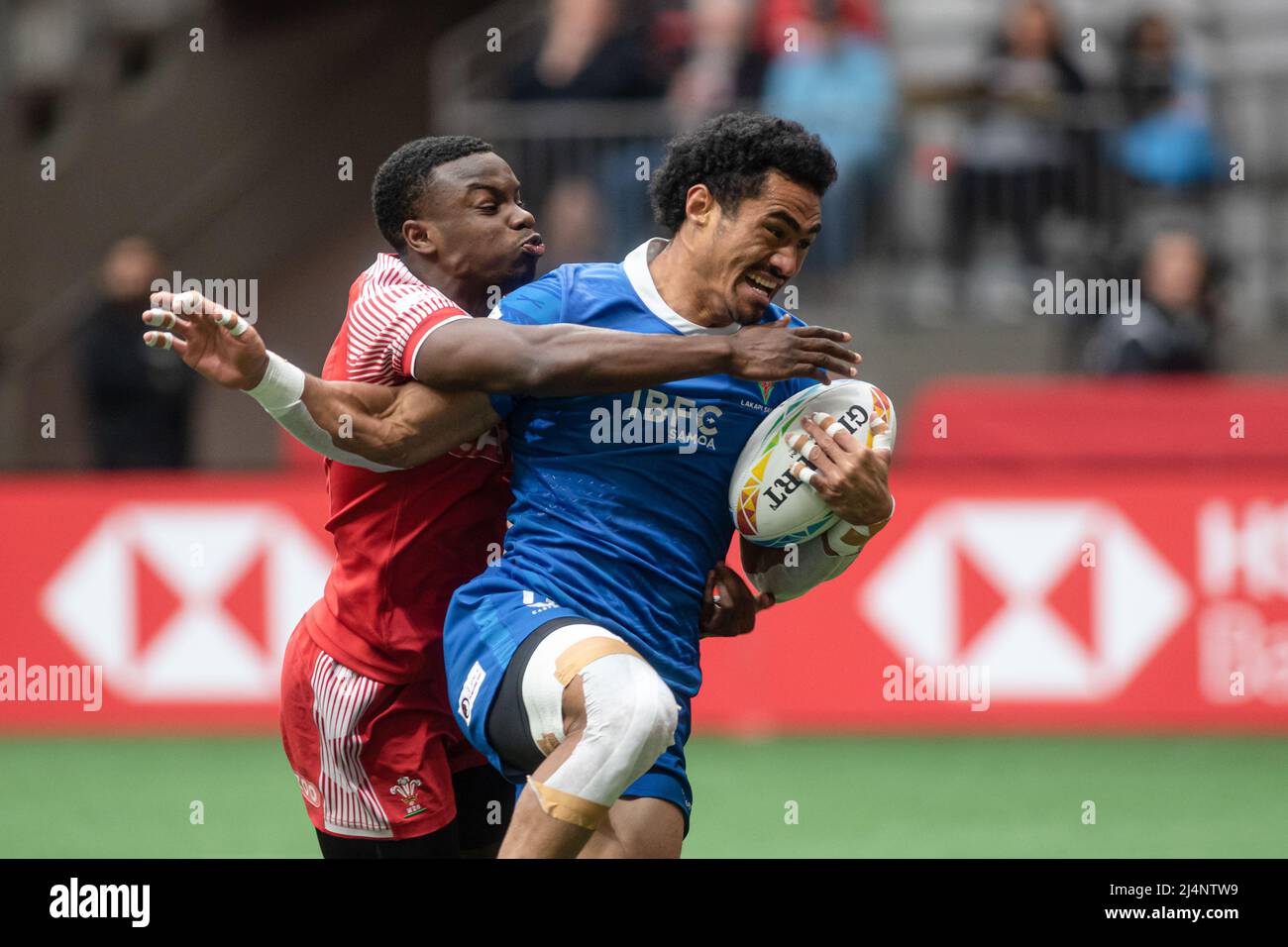 Vancouver, Kanada, 16. April 2022: VAA Apelu Maliko (rechts, blau) vom Team Samoa 7s im Einsatz gegen Iwan Pyrs Jones (links, rot) vom Team Wales 7s während des 1. Tages der HSBC Canada Sevens am BC Place in Vancouver, Kanada. Samoa gewann mit 26-12 Punkten Stockfoto