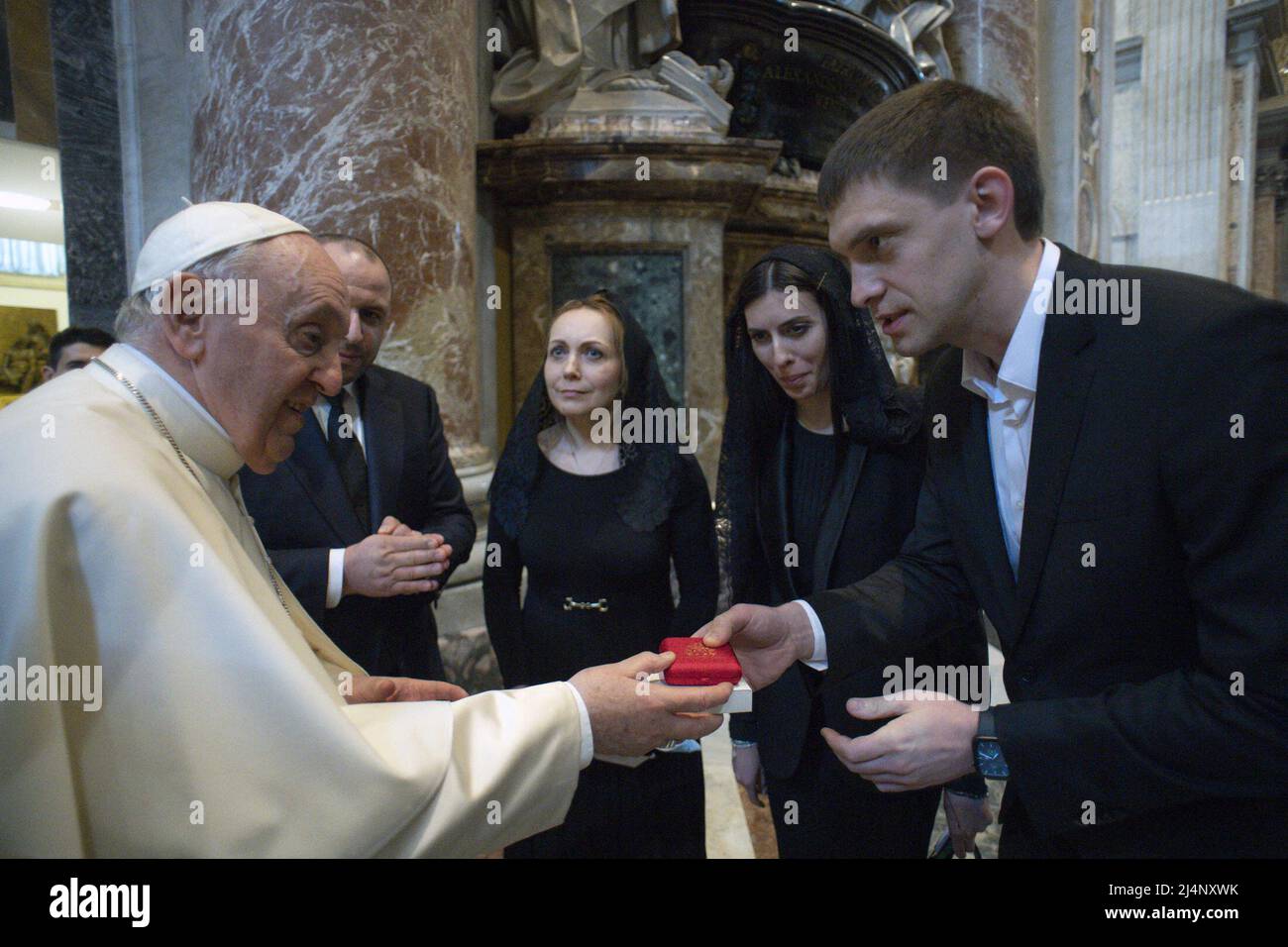 Papst Franziskus begrüßt den Bürgermeister der ukrainischen Stadt Melitopol, Ivan Fedorov. Dahinter: Die ukrainischen Gesetzgeber Rustem Umerov, Maria Mezentseva und Olena Khomenko, während der Feier der Ostervigil-Messe am 16. April 2022 in der Petersbasilika im Vatikan. Foto: Vatican Media (EV)/ABACAPRESS.COM Stockfoto