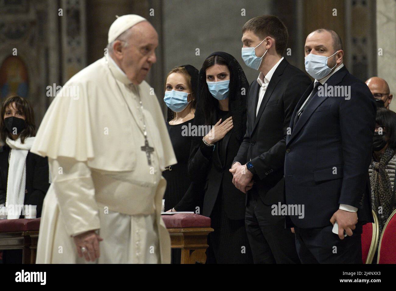 Papst Franziskus und (von rechts) der ukrainische Gesetzgeber Rustem Umerov, der Bürgermeister der ukrainischen Stadt Melitopol, Ivan Fedorov, und die ukrainischen Gesetzgeber Maria Mezentseva und Olena Khomenko nehmen am 16. April 2022 an der Feier der Ostervigil-Messe in der Petersbasilika im Vatikan Teil. Foto: Vatican Media (EV)/ABACAPRESS.COM Stockfoto