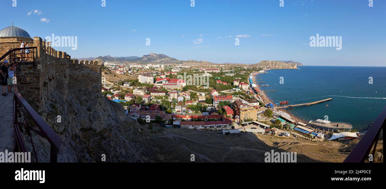 Sudak Stadt, Krim, Russland, 08. September 2020: Panorama mit Blick auf die Stadt Sudak, Krim von der Aussichtsplattform an der Wand des Fortre Stockfoto