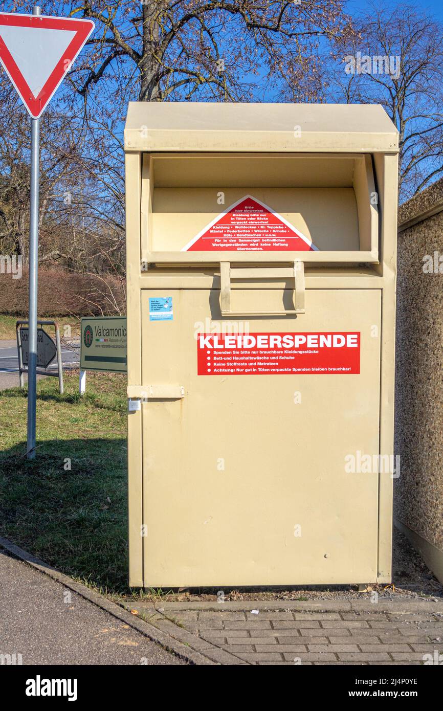 Neckargemuend, Deutschland: 13. Feb 2022: Kleiderablage auf der Straße mit Text Kleiderspende Übersetzung: Kleiderspende für Textilrecycling i Stockfoto